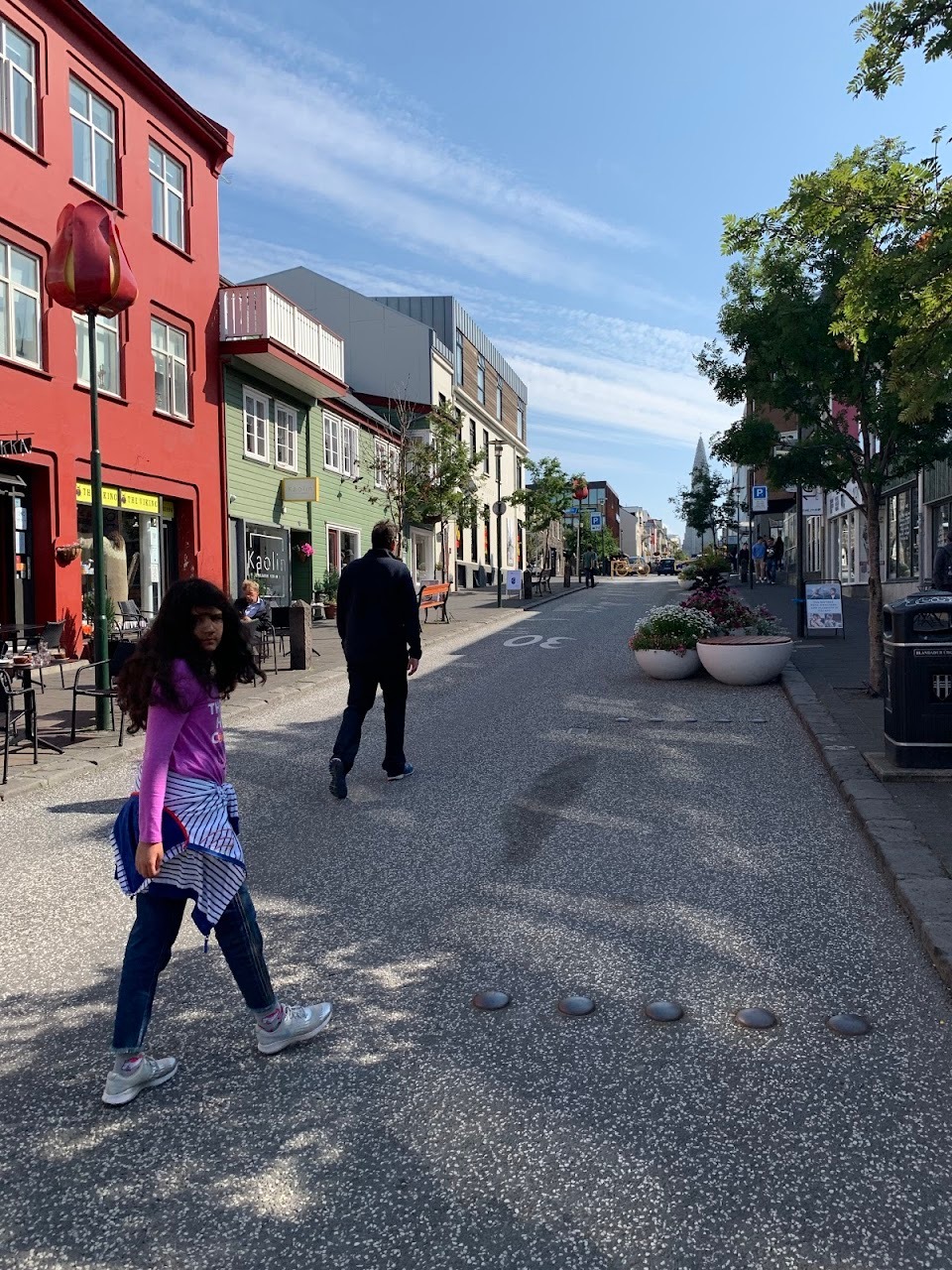 An after-lunch walk to see the famous and imposing Hallgrimskirkja Lutheran church.