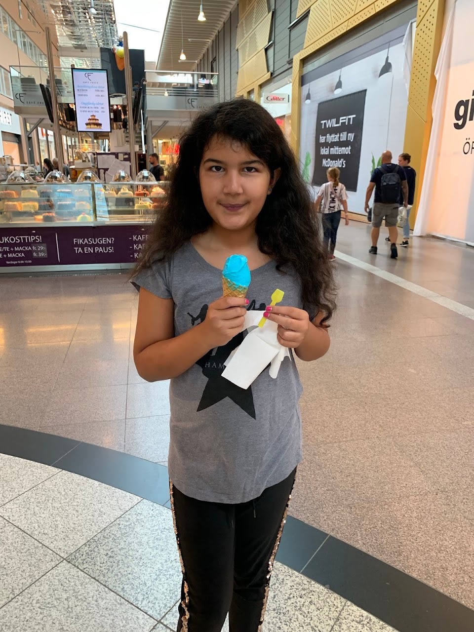 Anna got some breakfast dessert in form of an ice cream flavor called Smurfarna.